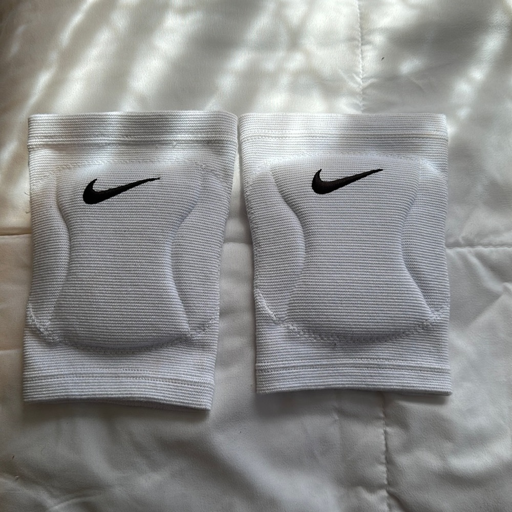 Never worn Nike woman volleyball kneepads size small